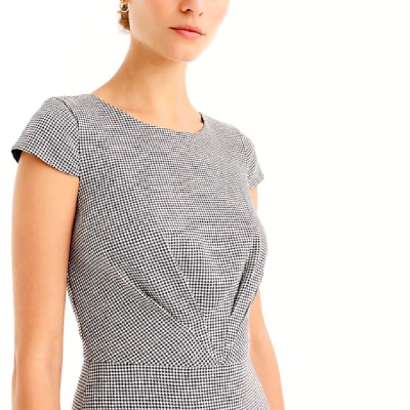 A beautiful linen dress that’s never been worn! Perfect for work or play. - Picture 1 of 7